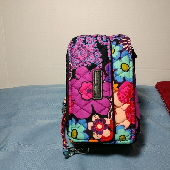 SOLD ❤🆕💖Vera Bradley All In One Crossbody For iphone 6+ Floral Fiesta - Picture 9 of 14